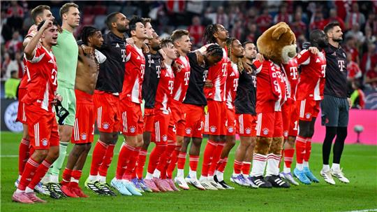 Neue Saison, gewohntes Bild: Die Bayern-Profis feiern vor ihrer Fankurve.