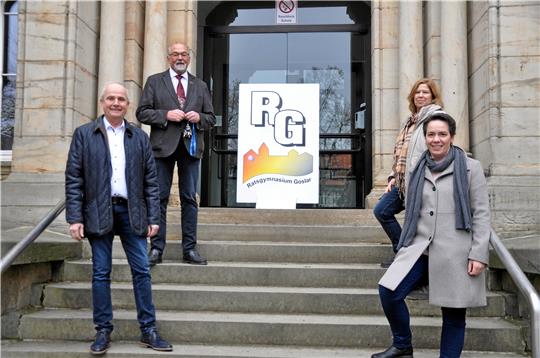 Neue Spitze für den Elternverein: Vorsitzender und Ex-Landrat Thomas Brych (li.) kennt RG-Direktor und Vize-Landrat Hans-Peter Dreß schon länger. Schriftführerin Kathrin Gebhardt und Schatzmeisterin Tanja Peterson (vorn) komplettieren den Vorstand. Foto: Heine