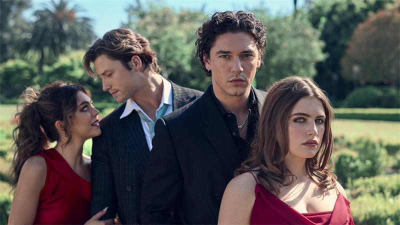 Die besten Serien des Jahres - bislang Neue Stars und Seriengesichter dank der Prime-Video-Hitserie „Off Campus“: von links nach rechts sind das Mika Abdalla (als Allie Hayes), Stephen Kalyn (als Dean Di Laurentis), Belmont Cameli (als Garrett Graham) und Ella Bright (als Hannah Wells).