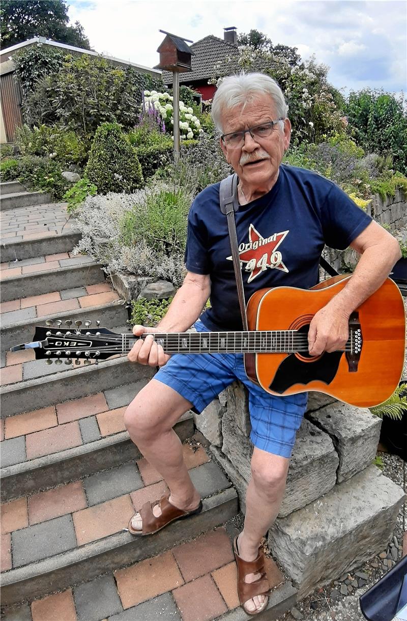 Warum ein kleiner Harzburger Chor wächst und gedeiht Neue Stücke übt Chorleiter Hans Kolmsee zunächst zu Hause ein – an warmen Tagen auch mal in legerer Sommerkleidung. Als Linkshänder spielt er eine Rechtshänder-Gitarre, was schon manch einen verwirrt haben soll. Für seine bis zu 15 Sängerinnen und Sänger ist das jedoch ein gewohnter Anblick.