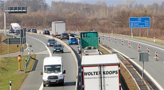 Verkehr auf einer Autobahn wird über nur eine Richtungsfahrbahn geführt.