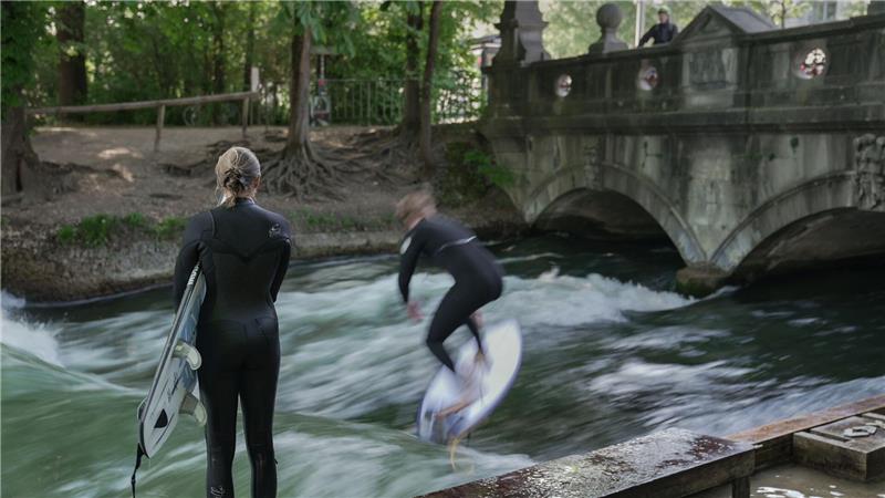 Neue Welle: Junge Surfer sind an der Eisbachwelle im Englischen Garten in München in Aktion.
