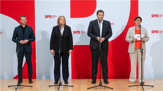 Neue erste Reihe bei der SPD: Tim Klüssendorf, Bärbel Bas und Lars Klingbeil. Die außen stehende Co-Parteichefin Saskia Esken tritt nicht mehr an.