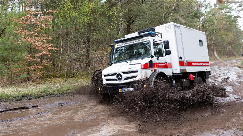 Neue geländegängige Krankentransportwagen sollen verschlammte, überflutete oder verschneite Straßen deutlich leichter passieren. 