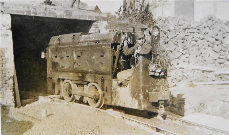 Neuer Arbeitsplatz für Inges Vater Gustav Strube: Die Aufnahme aus dem Archiv von Othfresens Ortsheimatpfleger Werner Wenke zeigt den noch nicht gemauerten Eingang des Stollens an der Grube Ida im Jahr 1939.