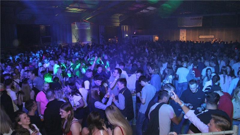 Mittsommerfeste im Nordharz: Tausende feiern zum Sommeranfang Neuer Besucherrekord: 2200 Gäste zählen die Veranstalter von der Landjugend Nordharz auf ihrer Fete in Bredelem.