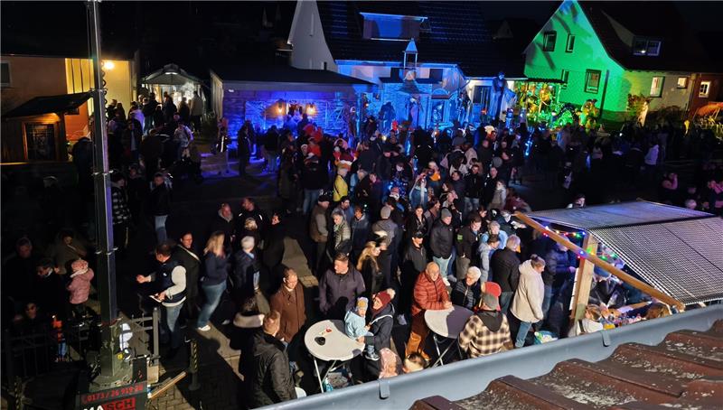 Neuer Besucherrekord: In den Tagen vor Halloween und am 31. Oktober selbst können die Rhüdener in ihrer Straße mehr als 2000 Gäste begrüßen.