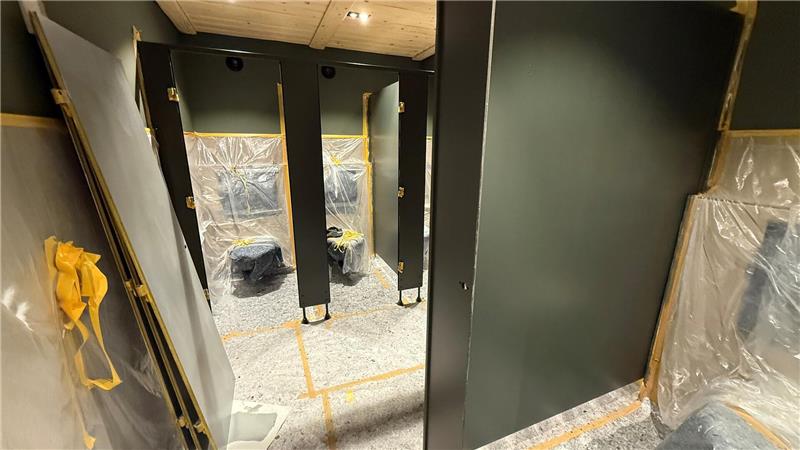 Neuer Boden, neue Keramik: Komplett erneuert haben die Investoren auch die sanitären Anlagen. Im Bild sind die Damentoiletten der Tenne zu sehen.