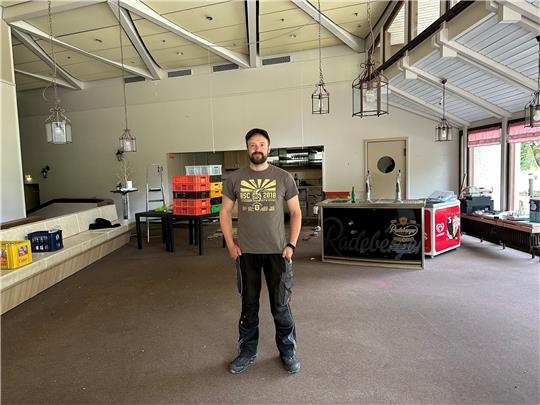 Neuer Boden, neue Küche, neue Schankanlage und eine Bühne: Mario Hebestriet (Foto) und Thore Mennen wollen die Gaststätte im Kurgastzentrum aufwendig umbauen. Foto: Eggers