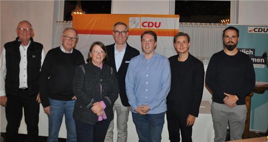 Neuer CDU-Vorstand mit Bundestagskandidat (v. l.): Schriftführer Frank Schober, Vize Michael Deike, Vize Dr. Petra Haumann, Vorsitzender Mario Hoffmeister, Schatzmeister Sebastian Skorzinski, Dr. Constantin Weigel und Vize Nils Maibaum.