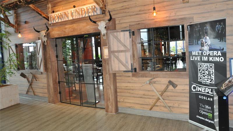 Start am 9. Dezember 1999: Das Cineplex feiert 25. Geburtstag Neuer Eingang ins Restaurant: Das „Down under“ ist vorn jetzt weniger gläsern.