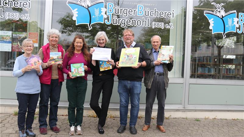 Neuer Lesestoff in den Regalen und frische Buchstaben am Schaufenster (v.l.): Das Team der Bürger-Bücherei in Jürgenohl freut sich mit Heike Petrick, Else Ommen, Sabine Ermrich, Bettina Warnecke, Dirk Gitte (Lions-Club) und Dieter Freesemann über zwei Finanzspritzen.