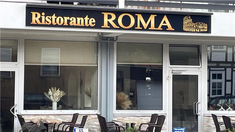 Außenansicht eines Restaurants mit dem Schriftzug 'Ristorante ROMA' und einer Abbildung des Kolosseums über dem Eingang