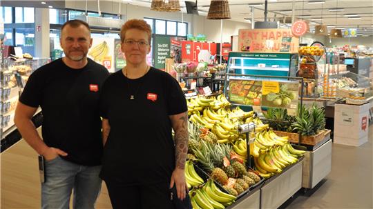 Neuer Rewe-Eigentümer: Dimitri Schämberger heißt die Goslarer mit seiner Abteilungsleiterin für Obst und Gemüse Jennifer Kohrt willkommen, die seit sechs Wochen im Markt an der Dr.-Wilhelm-Kempe-Straße arbeitet.