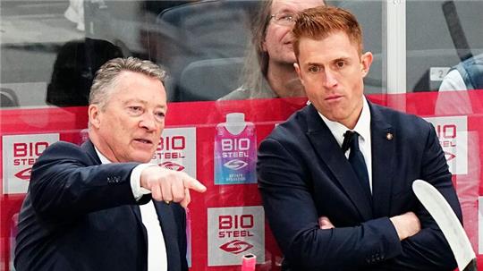 Neuer Trainer der Bremerhavener Pinguins: Alexander Sulzer (r).