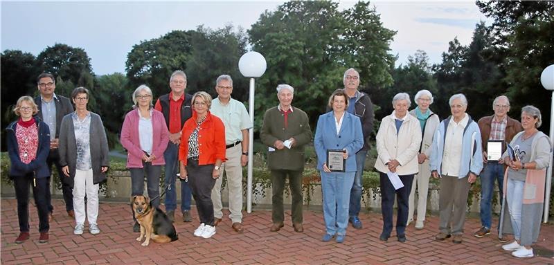 Neuer Vorstand und Geehrte auf einem Bild (von links): Victoria Dietrich, Bürgermeister Wolfgang Langer, Sigrid Schuller, Ulrike Rauh, Michael Unverdroß, Grit Sauer und Michael Sauer, Walter May, Jutta Humm, Michael Baumgarten, Gisela Bahn, Gerda Weigelt, Annemarie Werger, Kurt Hoppstock und Anja Schulz.  Foto: Jung