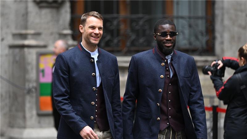 Neuer (l) ist für die WM nominiert. (Archivbild)