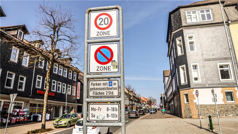 Neue Schilder in der Adolph-Roemer-Straße erlauben, dass Autofahrer zwei Stunden dort parken.