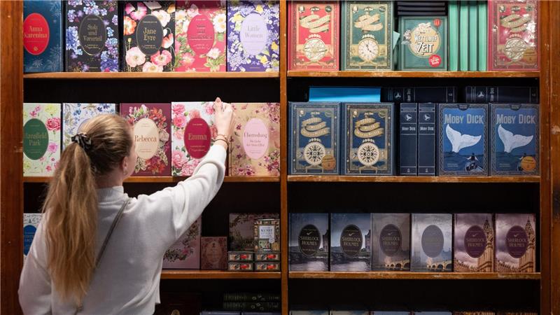 Frankfurter Buchmesse wird eröffnet Neuerscheinungen entdecken, bei Lesungen und Diskussionen zuhören, Bücher signieren lassen: die Buchmesse ist vielfältig. (Archivbild)