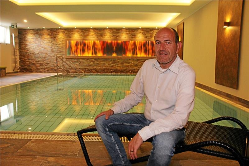 Neues Ambiente im Schwimmbad des Hotels „Im Tannengrund“ in Wolfshagen: Marco Osmialowski freut sich, dass nach dem Umbau in dem Hallenbad der Charme der 1970er Jahre Geschichte ist. Insgesamt konnte der Hotelier bei Investitionen auf 37.500 Euro EU-Fördergeld zurückgreifen. Foto: Ciszewski