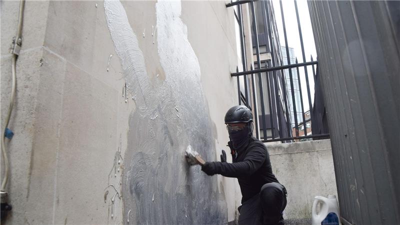Neues Banksy-Werk an Londoner Gerichtsgebäude bald weg