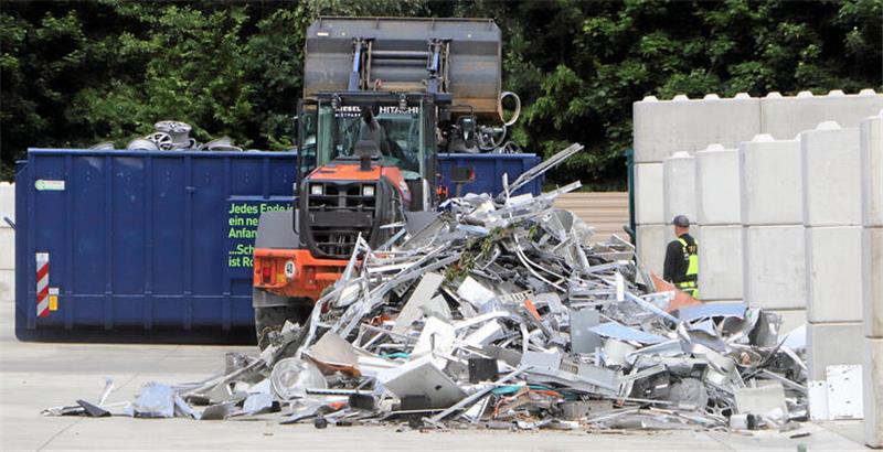 Entsorgungsfachbetrieb Kraus: Millioneninvestition im Innerstetal Neues Betriebsgelände im Innerstetal: Während Altmetall in einen Container verladen wird, erheben sich im Hintergrund die grünen Hänge des Harzes.