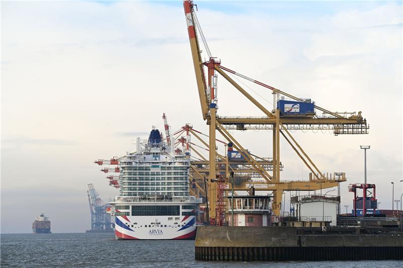 Neues Kreuzfahrtschiff "Arvia" liegt in Bremerhaven am Stromkaje.