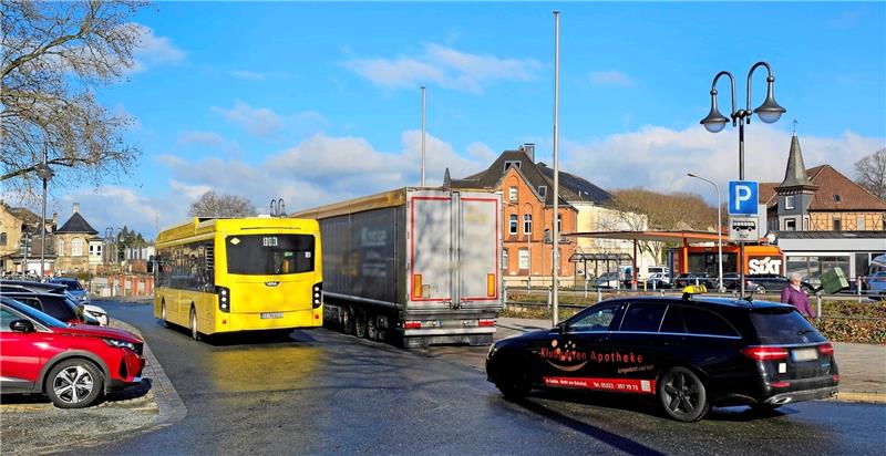 Pfalzquartier: Busse halten weit entfernt Neues Kurzzeit-Ziel für Reisebusse zum Ein- und Aussteigen: Schon jetzt sind Stellflächen für Busse an den Bahngleisen neben dem „Achtermann“ und gegenüber der Volksbank ausgewiesen, die gern auch einmal fremdgenutzt werden. Foto: Sowa