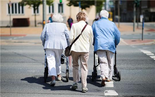 Neuesten Rechnungen zufolge kommen bis zum Jahr 2060 auf 100 Menschen im Erwerbsalter 45 im Rentenalter.