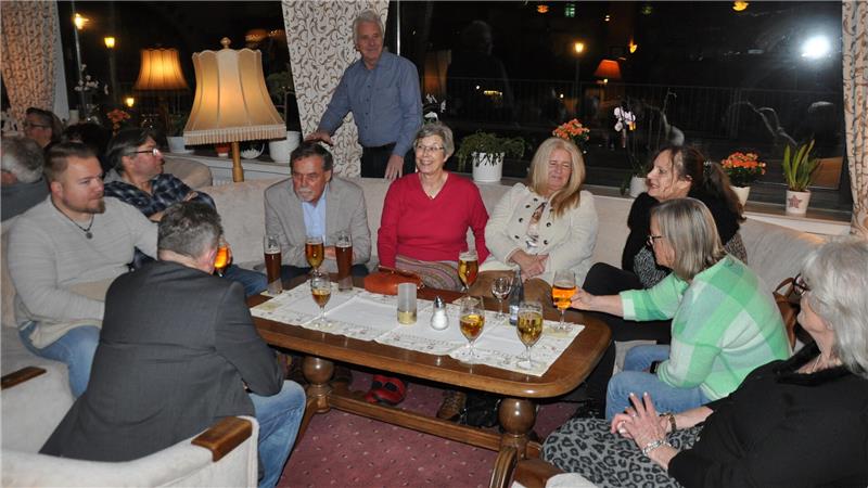 Beim Neujahrsempfang sitzen am 24. Januar 2025 Leute um einen Tisch im Hahnenkleer Hof.