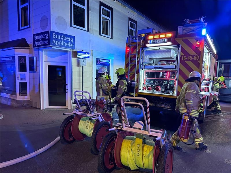 Neun Personen mussten von der Feuerwehr in Sicherheit gebracht werden. Foto: Schlegel