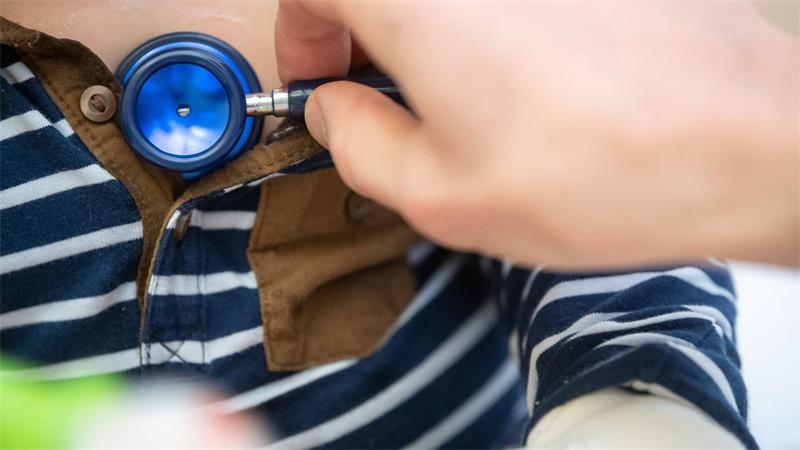 Kinderärztinnen warnen: Sparpaket gefährdet Vorsorge Neun- bis Zehnjährige sollen künftig eine neue Vorsorgeuntersuchung, bekannt als U-Untersuchung, als Kassenleistung bekommen. (Archivbild)