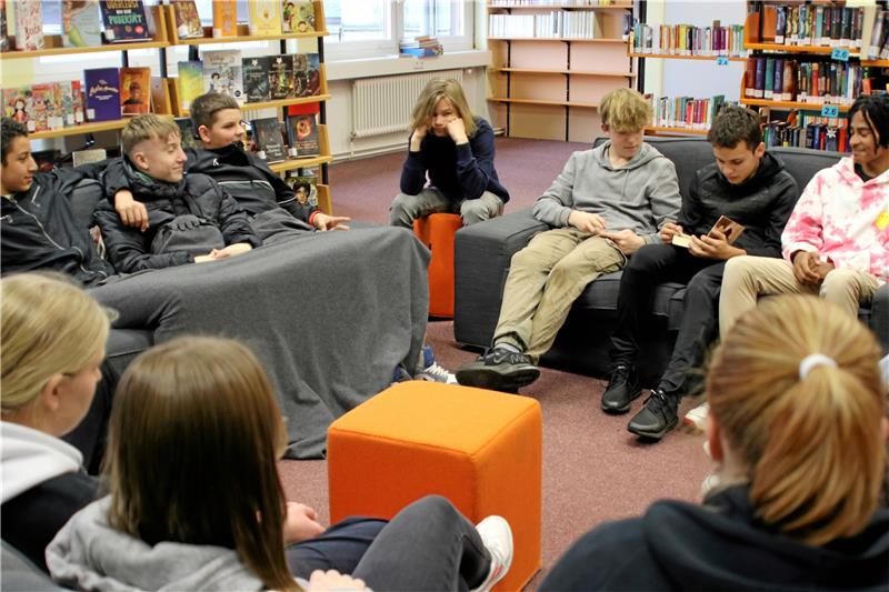 Robert-Koch-Schüler lesen zum Thema „Gemeinsam einzigartig“ Neuntklässler lesen in der Schulbibliothek das Buch „Drachenläufer“.