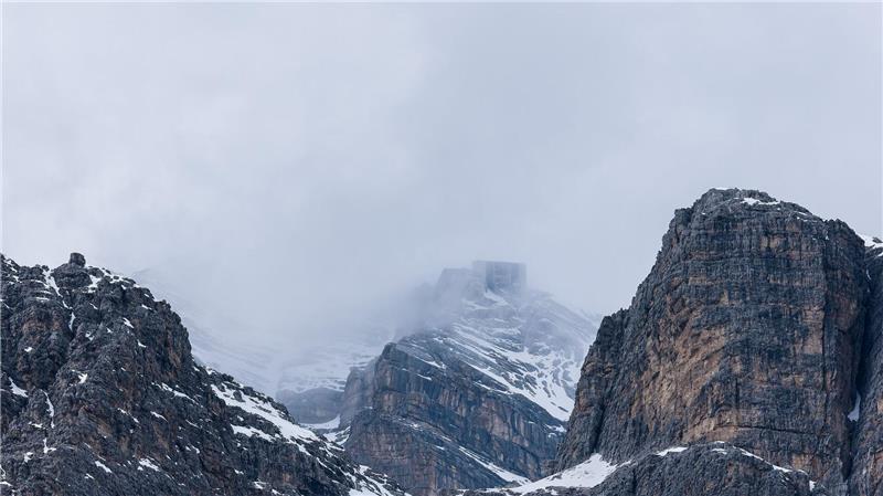 Neuschnee kann eine alpine Wanderung gefährlich machen.