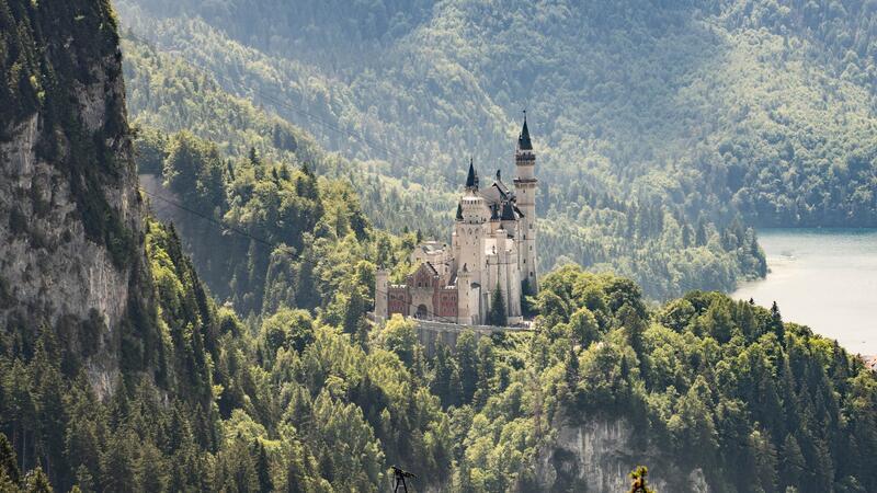 Welterbe-Entscheidung zu Neuschwanstein fällt in Sofia Neuschwanstein bei Schwangau im Allgäu gehört zu den berühmtesten Schlössern der Welt. Mitte 2025 wird die Unesco in Bulgarien entscheiden, ob es Welterbe wird. (Archiv)