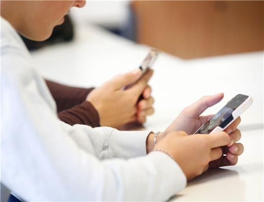 Neuseeland verbietet Mobiltelefone an Schulen.
