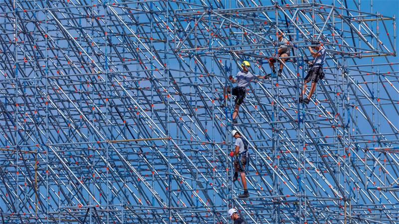 Neustadt-Glewe: Großes Setup, große Bühne – Airbeat One nimmt auf dem Flughafengelände Gestalt an