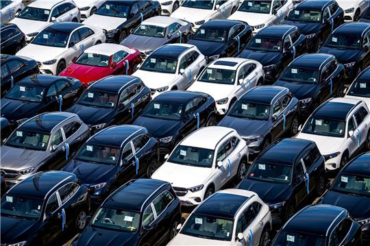 Neuwagen am Autoterminal in Bremerhaven:  McKinsey rät zu einer neuen China-Strategie. (Symbolbild)