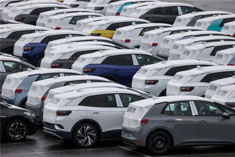 Auf Neuwagen gibt es wieder mehr Rabatt Neuwagen des Typs ID3 und ID4 stehen auf einem Parkplatz im Zwickauer Volkswagen-Werk.