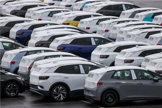 Neuwagen des Typs ID3 und ID4 stehen auf einem Parkplatz im Zwickauer Volkswagen-Werk.