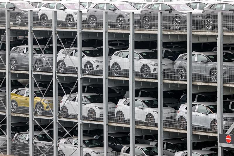 EU-Automarkt legt zu - mehr E-Autos als Diesel Neuwagen in einem Parkhaus auf einem Werksgelände in Zwickau.