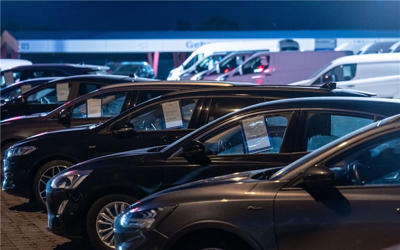 Studie: Mehr Rabatt bei Verbrennern, Preisschock bei E-Autos Neuwagen stehen auf dem Gelände eines Autohauses.