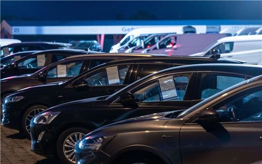 Neuwagen stehen auf dem Gelände eines Autohauses.