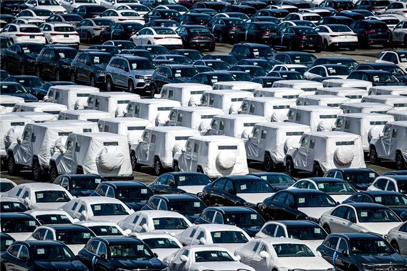 Autoproduktion bleibt hinter Vorkrisenniveau zurück Neuwagen stehen dicht an dicht auf dem Gelände vom BLG Autoterminal Bremerhaven.