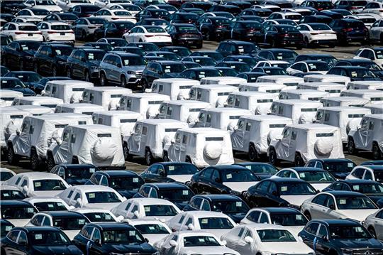 Neuwagen stehen dicht an dicht auf dem Gelände vom BLG Autoterminal Bremerhaven.
