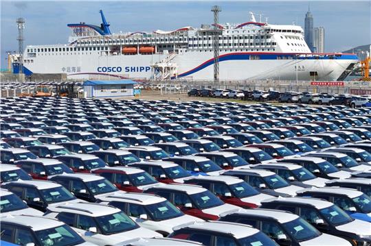 Neuwagen warten auf einer Werft in Yantai in der ostchinesischen Provinz Shandong auf ihren Transport. Die Entwicklung des chinesischen Außenhandels war im September erneut rückläufig.