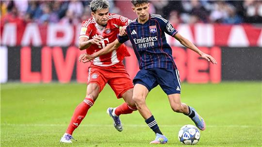Neuzugang Luis Díaz (l) deutet im ersten Testspiel des FC Bayern seine Klasse an.