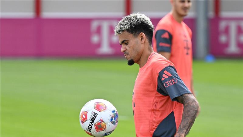 Bilder des Tages Neuzugang Luis Díaz zeigt Ballkünste beim Bayern-Trainingsauftakt