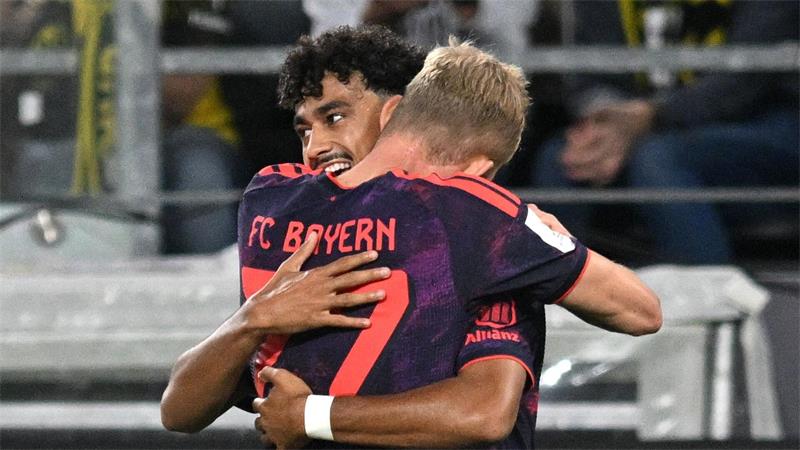 Neuzugang Nathaniel Brown erzielte die Bayern-Führung und wird von Konrad Laimer beglückwünscht.