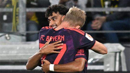 Neuzugang Nathaniel Brown erzielte die Bayern-Führung und wird von Konrad Laimer beglückwünscht.
